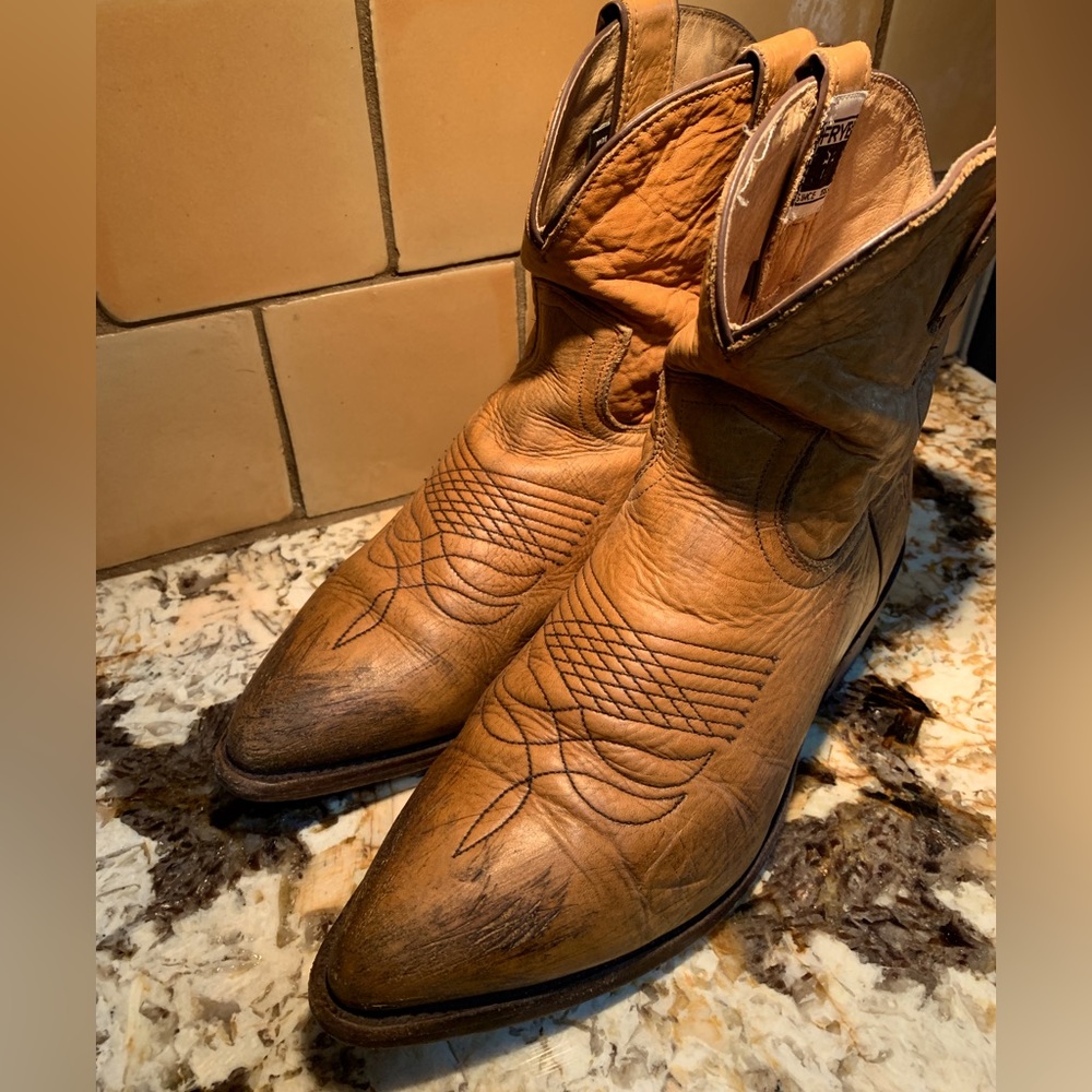 Frye boots Billy size 8 warm tan distressed leather classics